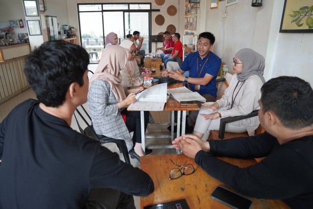 Tim TJSL PLN UID Kalbar dan Komunitas Liberika Borneo (Kolibro) melakukan diskusi terkait pengembangan usaha kopi liberika. Foto: Dok. PLN Kalbar
