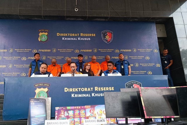 Polda Metro Jaya ungkap praktek sindikat penjual koin judi online higgs domino, Jumat (26/4/2024) Foto: Thomas Bosco/kumparan