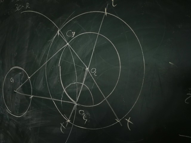 Ilustrasi pengertian lingkaran dalam matematika - Sumber: pexels.com/@miguel-vp