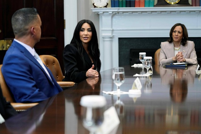 Kim Kardashian dan Kamala Harris bertemu di Gedung Putih Foto: Susan Walsh/AP Photo