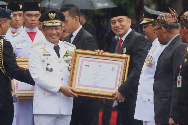 Wali Kota Surabaya, Eri Cahyadi mendapat penghargaan dari Menteri Dalam Negeri M. Tito Karnavian dalam Upacara Peringatan Hari Otonomi Daerah (Otoda) ke XXVIII di Balai Kota Surabaya, Kamis (25/4/2024). Foto: Dok. Istimewa