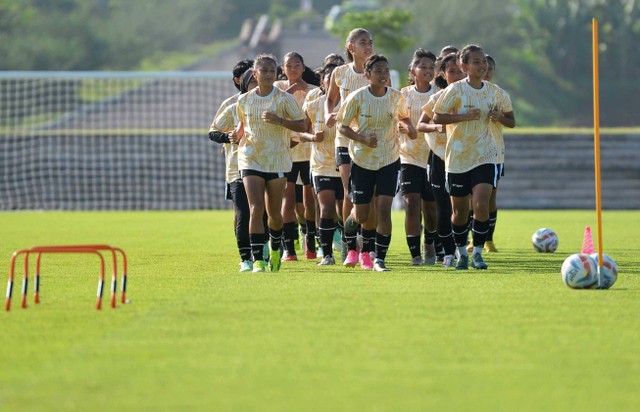 Pesepak bola Timnas Indonesia Putri U-17 mengikuti pemusatan latihan di Training Center Bali United, Pantai Purnama, Gianyar, Bali, Jumat (26/4/2024). Foto: Fikri Yusuf/ANTARA FOTO