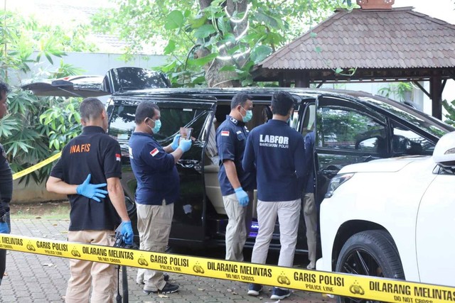 Polisi melakukan olah TKP polisi Polresta Manado di Jalan Mampang Prapatan IV, RT 1/RW2  Kelurahan Tegal Parang, Kecamatan Mampang Prapatan.  Foto: Dok Humas Polres Metro Jakarta Selatan