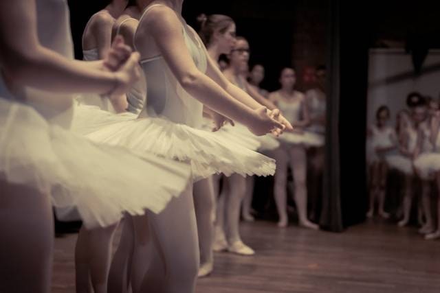 Ilustrasi Latihan Peregangan Balet untuk Fleksibilitas. Foto: dok. Unsplash/ALEXANDRE DINAUT