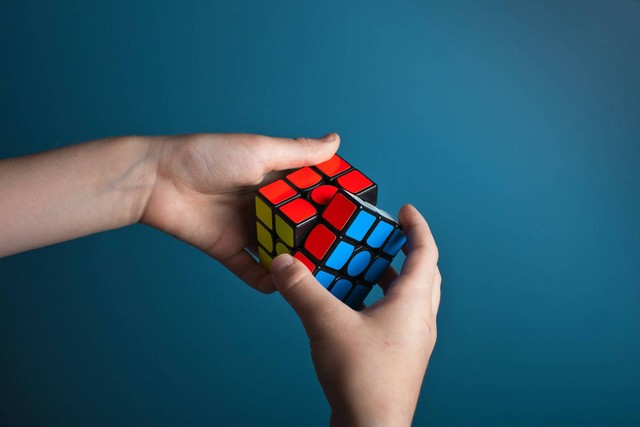 Ilustrasi bermain rubik untuk pemula. Sumber foto: Unsplash