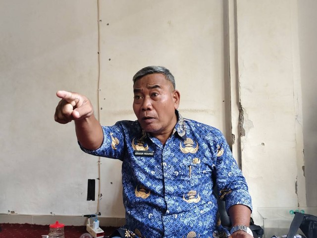 Kadisbudpar Kabupaten Cirebon, Abraham Mohamad, saat memberikan keterangan pers. Foto: Tarjoni/Ciremaitoday