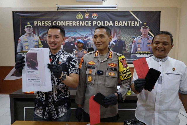 Polda Banten menangkap 2 orang pelaku yang terlibat dalam perburuan liar Badak Jawa atau badak bercula satu di Taman Nasional Ujung Kulon (TNUK), Kabupaten Pandeglang, Banten. Foto: Dok. Istimewa