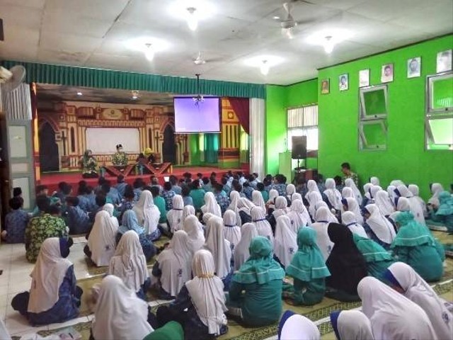 Tim PKM Universitas Ahmad Dahlan (UAD) sosialisasikan budi daya pengolahan singkong di SD Muhammadiyah Karangkajen (Dok. Istimewa)