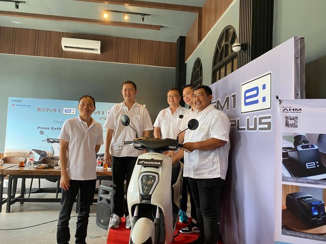 Astra Motor Kalbar resmi kenalkan motor listrik EM1e dan EM1e Plus. Foto: Rere Hutapea/Hi!Pontianak