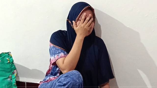 Istri Brigadir Ridhal Ali Tomi, tak kuasa menahan tangis saat diwawancara wartawan di rumahnya di Kalasey, Kabupaten Minahasa, Sulawesi Utara.
