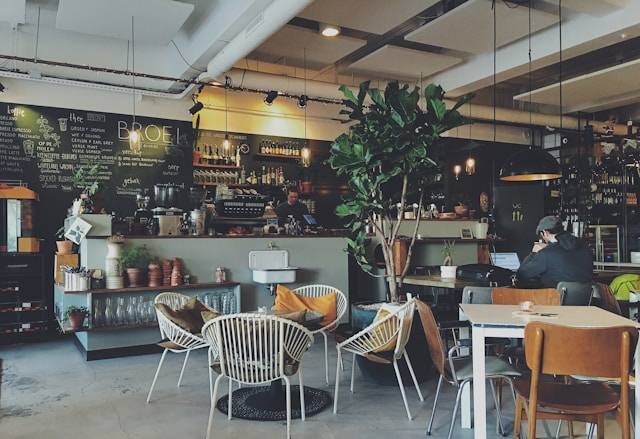 Cafe dengan Halaman Luas di Bandung. Foto hanya ilustrasi. Sumber foto: Unsplash/Daan