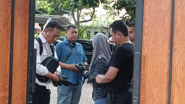 Rombongan diduga keluarga Brigadir Ridhal, datangi lokasi bunuh diri di Mampang, Jakarta Selatan, Sabtu (27/4). dok: Thomas Bosco.