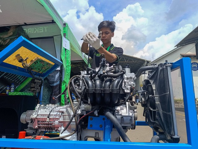 Peserta Tekiro Mechanic Competition 2024 untuk siswa-siswi Sekolah Menengah Kejuruan(SMK) se-Pulau Jawa di kantor pusat Tekiro,Jakarta Utara, Sabtu (27/4/2024). Foto: Fitra Andrianto/kumparan