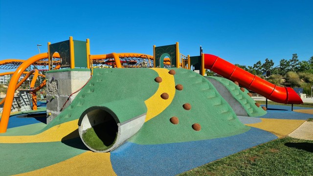 Playground adalah tempat hermain anak. Foto hanya ilustrasi, bukan gambar sebenarnya. Sumber: Unsplash/ Nico Smit 