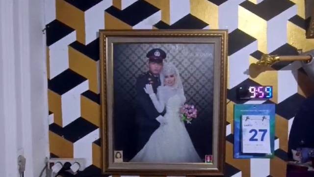 Foto pernikahan Brigadir Ridhal Ali Tomi dipajang di rumah kediamannya yang ada di Kabupaten Minahasa, Sulawesi Utara.