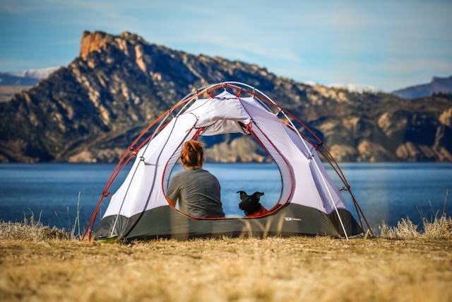 Rekomendasi Merk Tenda Camping Terbaik. Foto Hanya Ilustrasi. Sumber Foto: Unsplash.com/Patrick Hendry