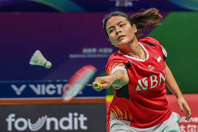 Pebulu tangkis tunggal putri Indonesia Komang Ayu Cahya Dewi mengembalikan kok ke arah lawannya pada pertandingan babak kualifikasi grup Piala Uber 2024 di Chengdu Hi Tech Zone Sports Center Gymnasium, Chengdu, China, Sabtu (27/4/2024). Foto: Galih Pradipta/ANTARA FOTO