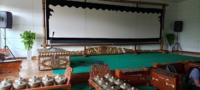 ilustrasi kebudayaan jawa berupa alat musik tradisional yang sering dikaitkan dengan film horor Indonesia. Sumber foto : Dokumentasi pribadi