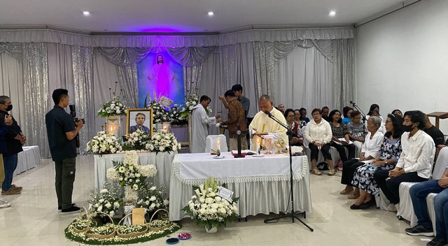 Prosesi misa arwah mendiang Joko Pinurbo di PUKJ Sonosewu, Jogja, Sabtu (27/4). Foto: Rochmad NH/Pandangan Jogja