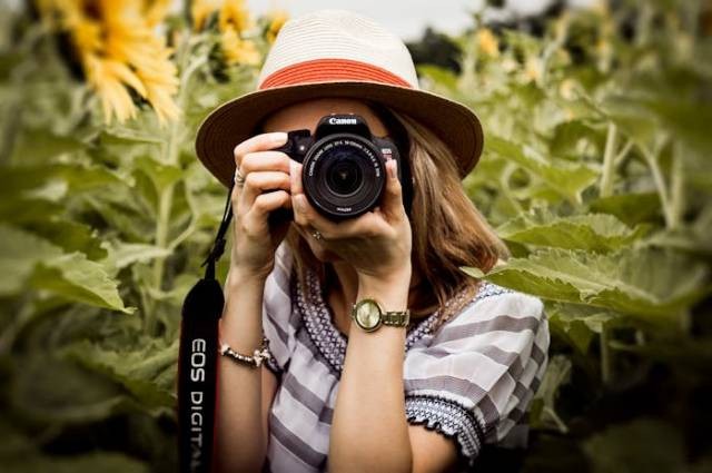 Ilustrasi cara untuk meningkatkan akurasi warna dalam fotografi, sumber foto: Andre Furtado by pexels.com