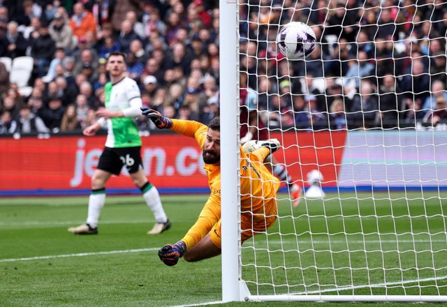 Jarrod Bowen dari West Ham United mencetak gol pertama mereka melewati pemain Liverpool Alisson Foto: David Klein/Reuters