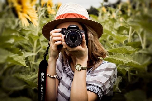 Ilustrasi Teknik Lensa Sudut Ultra Lebar. Foto: dok. Unsplash/Andre Furtado
