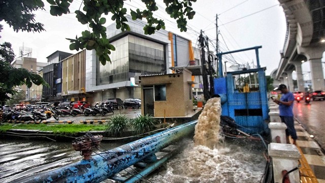 Debit air yang tinggi saat hujan terjadi menjadi pemicu banjir di sejumlah titik di Kota Palembang, Sabtu (27/4) Foto: ary priyanto/urban id