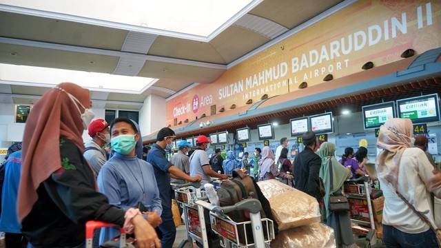 Suasana antrean penumpang yang hendak berangkat melalui Bandara SMB II Palembang, Senin (18/7) Foto: abp/Urban Id