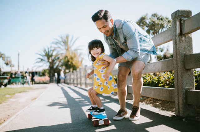 Ilustrasi seorang anak perempuan bersama figur Ayah-nya. Sumber: iStock