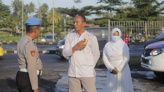Keluarga Brigadir Ridhal Ali Tomi berdiskusi dengan anggota Sat Lantas Polresta Manado saat akan menjemput jenazah di Kargo Bandara Sam Ratulangi Manado, Minggu (28/4).