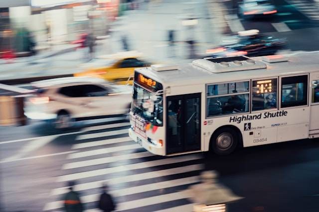 Cara ke Summarecon Mall Bandung naik bus. Foto hanya ilustrasi, bukan yang sebenarnya. Sumber: Unsplash/CHUTTERSNAP