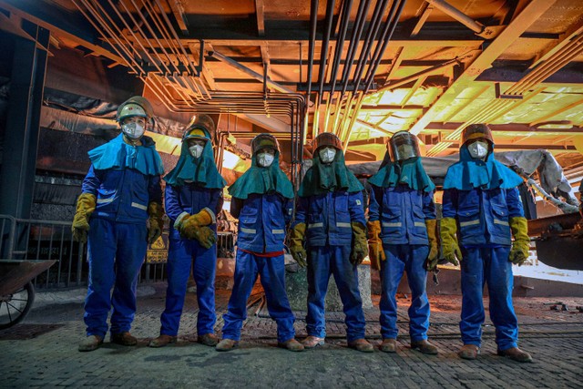 Para pekerja mengenakan APD lengkap pada area smelter RKEF Harita Nickel di Pulau Obi, Maluku Utara. Foto: Jamal Ramadhan/kumparan