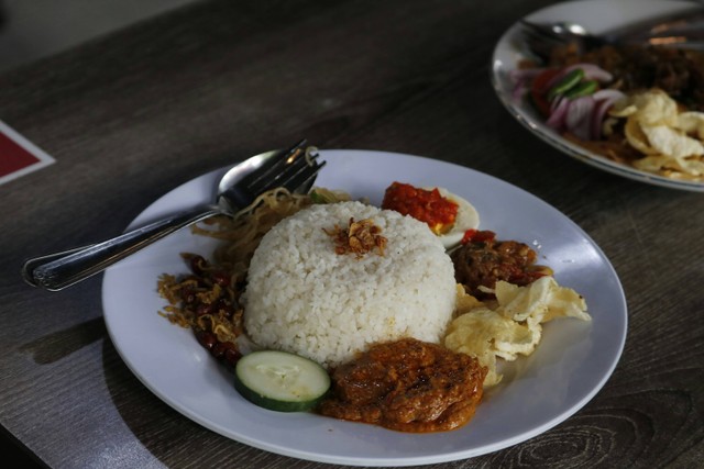 Nasi Uduk Enak di Jakarta Pusat. Foto hanya sebagai ilustrasi, bukan tempat sebenarnya. Sumber: Unsplash/Aldrin Rachman Pradana.