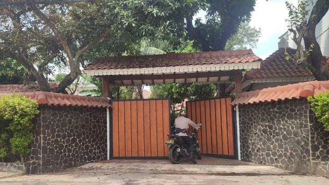 Suasana di sekitar rumah pengusaha batu bara tempat Brigadir Ridhal tewas diduga bunuh diri pada Minggu (28/4). Foto: Rachmadi Rasyad/kumparan