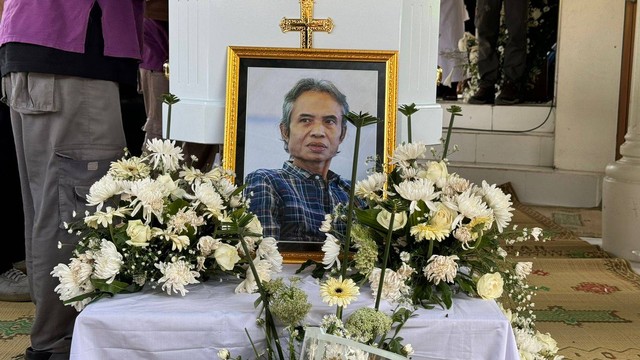 Prosesi pemakaman penyair Joko Pinurbo di Sasanalaya Demangan, Ngemplak, Sleman, pada Minggu (28/4). Foto: Arif UT/Pandangan Jogja