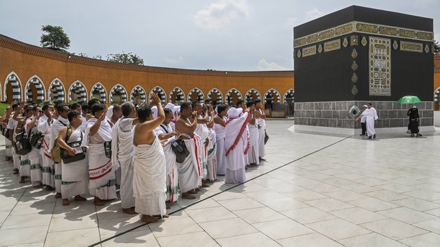 Sejumlah calon jamaah haji melakukan tawaf saat mengikuti bimbingan manasik haji di Al Mahmudah Training Centre, Tangerang Selatan, Banten, Minggu (28/4/2024). Foto: ANTARA FOTO/Sulthony Hasanuddin