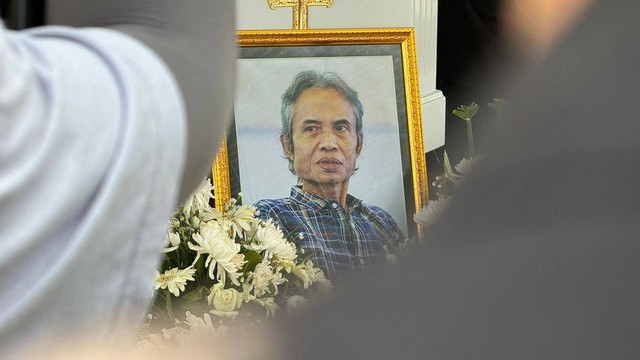 Prosesi pemakaman penyair Joko Pinurbo di Sasanalaya Demangan, Ngemplak, Sleman, pada Minggu (28/4). Foto: Arif UT/Pandangan Jogja