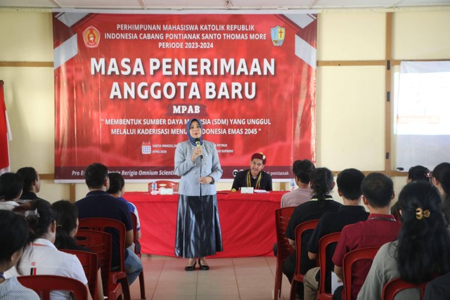 Windy memberikan materi kepada kader baru PMKRI. Foto: Dok. Adpim Pemprov Kalbar