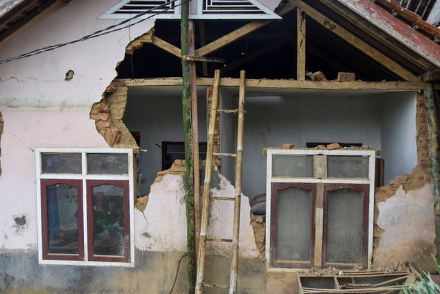 Tembok bangunan rumah roboh akibat gempa di Desa Sukamulya, Kabupaten Ciamis, Jawa Barat, Minggu (28/4/2024). Foto: Adeng Bustomi/ANATARA FOTO
