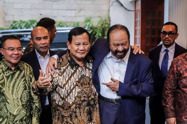 Krisis Koalisi Prabowo ditandai dengan tindakan rangkul-merangkul lawan politik. Sumber (25/4/2024). Foto: Jamal Ramadhan/kumparan