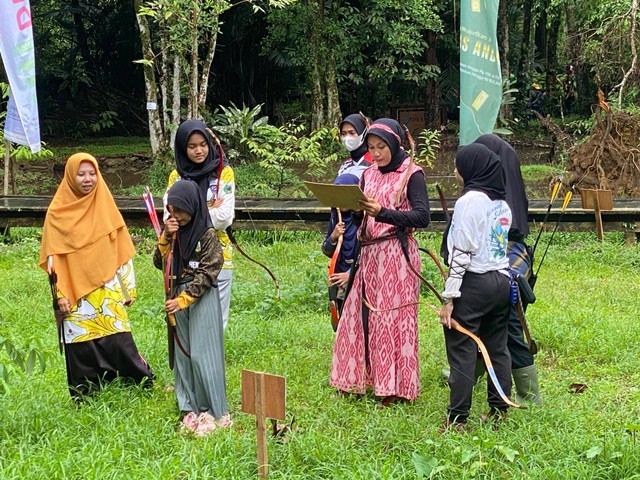 Vivi saat menjadi ketua kelompok di event Dynamic Hunting Archery Sport Tourism 2024 yang diselenggarakan di Taman Hutan Pendopo Gubernur Kalbar. Foto: Rere Hutapea/Hi!Pontianak