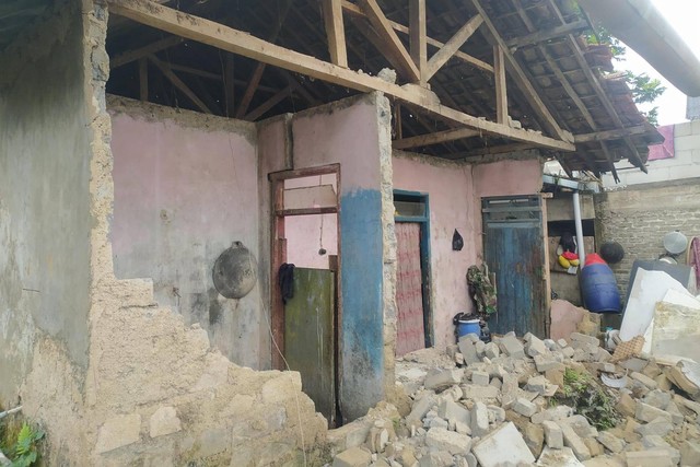 Tembok bangunan rumah rusak akibat gempa di Kabupaten Bandung, Minggu (28/4/2024). Foto: Dok. Istimewa