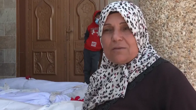 Kareema Elras menemukan mayat putranya, Ahmed, yang tewas 25 Januari lalu, di rumah sakit Nasser.