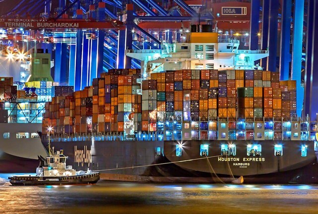 Jelaskan alasan negara-negara melakukan perdagangan internasional. Foto hanya ilustrasi, bukan yang sebenarnya. Sumber: Pexels/Julius Silver