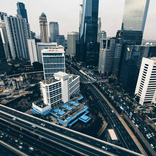 Potret Jakarta, salah satu kota berkembang menjadi smart city di Indonesia (https://unsplash.com/photos/city-with-buildings-photograph-P5d3B3oZLqw)