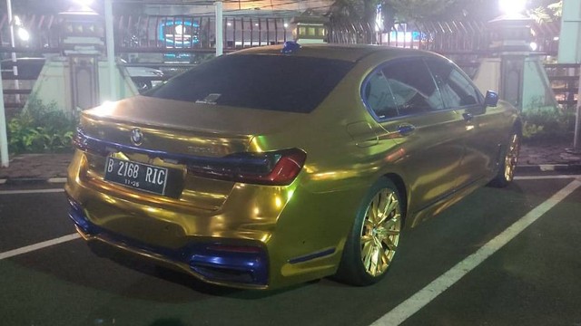 Mobil BMW warna emas yang disita terkait kasus remaja tewas dicekoki narkoba terparkir di halaman Polres Metro Jakarta Selatan, Minggu (28/4/2024). Foto: Rachmadi Rasyad/kumparan
