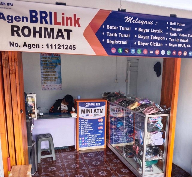 Layanan AgenBRILink yang dijalankan Rohmat. Foto: Rohmat