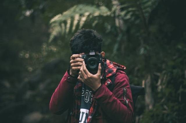 Ilustrasi aksesoris kamera dslr, sumber foto: Satria Bagaskara by pexels.com