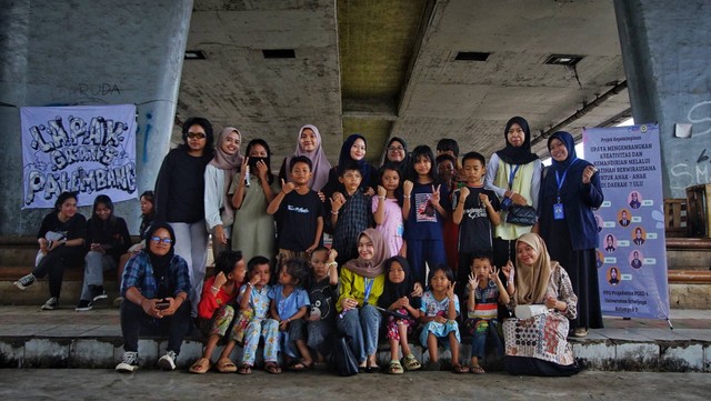 Sejumlah mahasiswa yang terlibat dalam gerakam sosial yang digagas komunitas lapak gratis Palembang, Minggu (28/4) Foto: ary priyanto/urban id