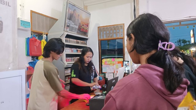 Minimarket daerah Samosir membebani biaya QRIS 0,3 persen ke konsumen. Foto: Ave Airiza Gunanto/kumparan
